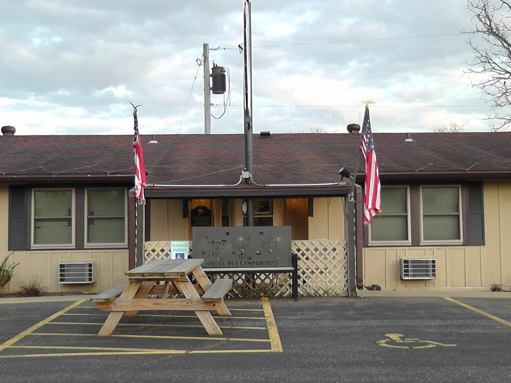 Motel 95 & Campground Hixton Eksteriør billede