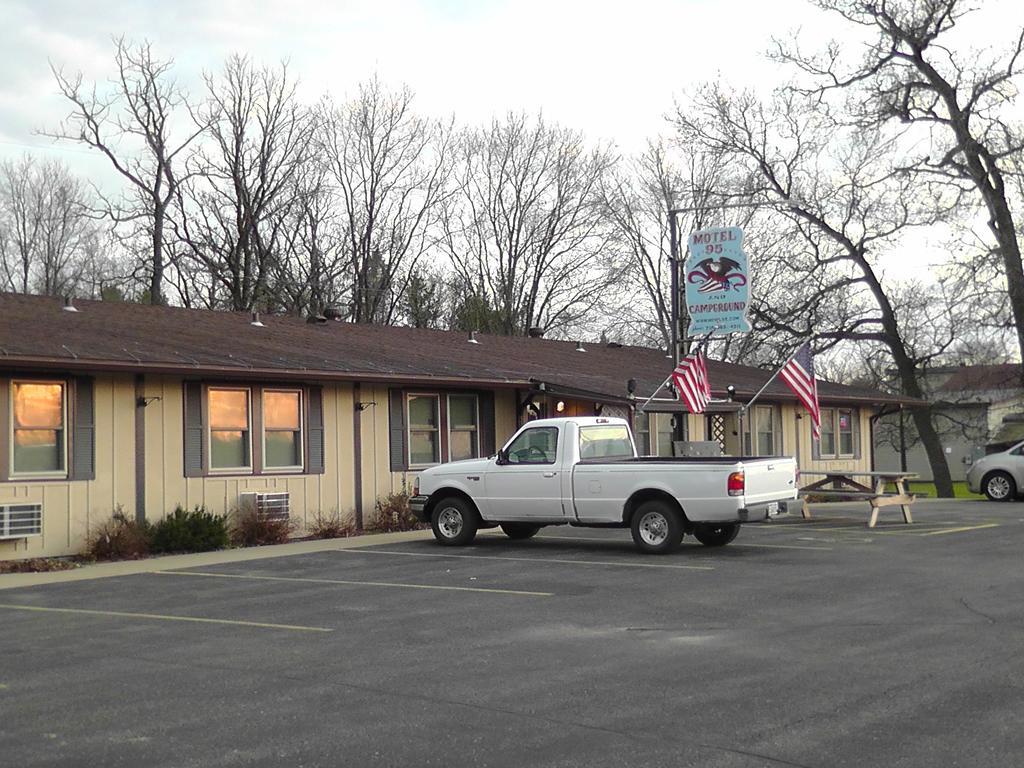 Motel 95 & Campground Hixton Eksteriør billede